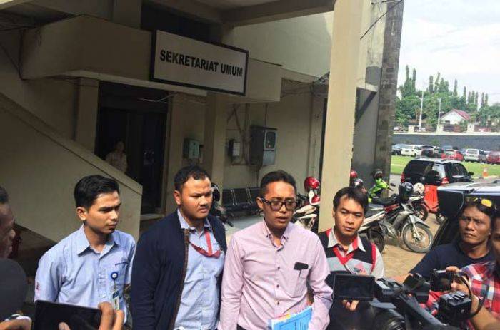 Tim Advokasi Karyawan Semen Indonesia Laporkan Pembuat Selebaran Provokatif Tim Advokasi Karyawan Semen Indonesia Laporkan Pembuat Selebaran Provokatif