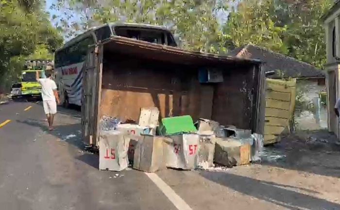 Truk Muatan Tahu Hantam Bus di Bangkalan, Sopir Tewas Terjepit Badan Kendaraan Truk Muatan Tahu Hantam Bus di Bangkalan, Sopir Tewas Terjepit Badan Kendaraan