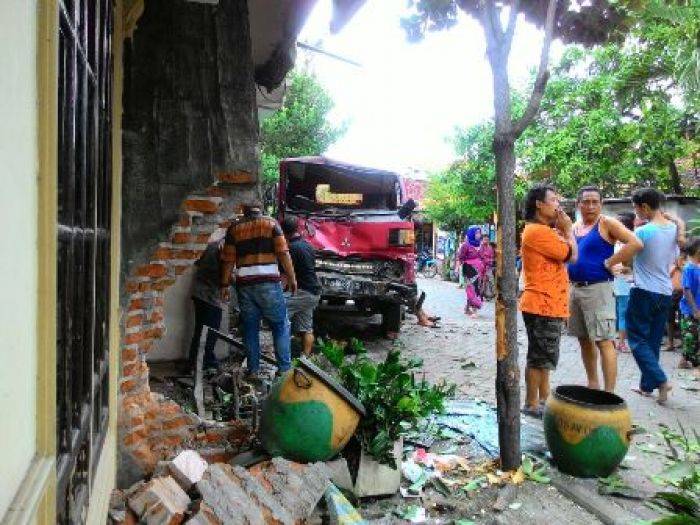 Rem Blong, Truk Tangki Tabrak Rumah Warga