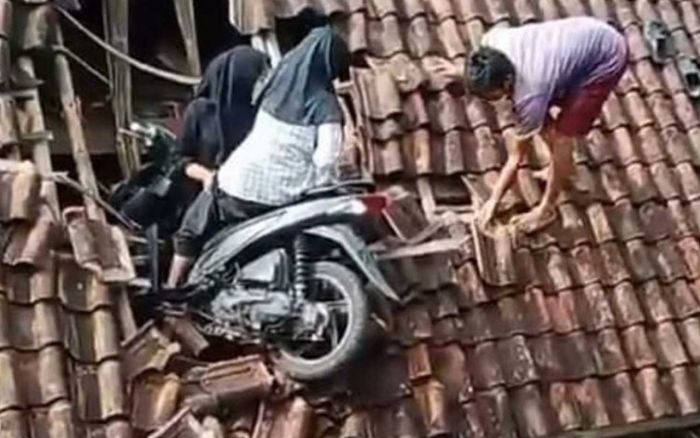 Hendak Ngabuburit, Dua Siswa SD di Tasikmalaya Nyungsep di Atap Rumah Warga