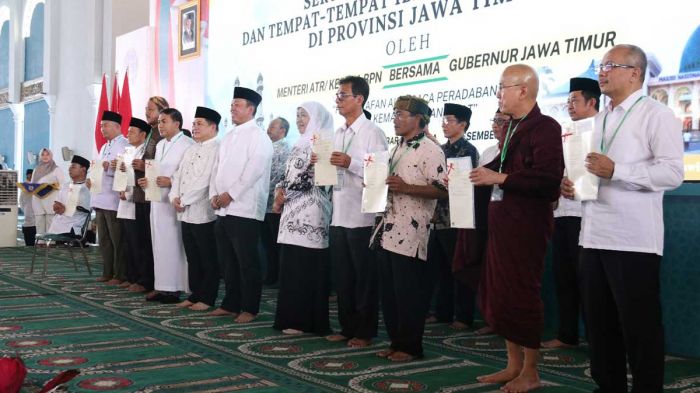 Kantah Kabupaten Pasuruan Serahkan 412 Sertifikat Tanah Wakaf dan Aset Pemerintah