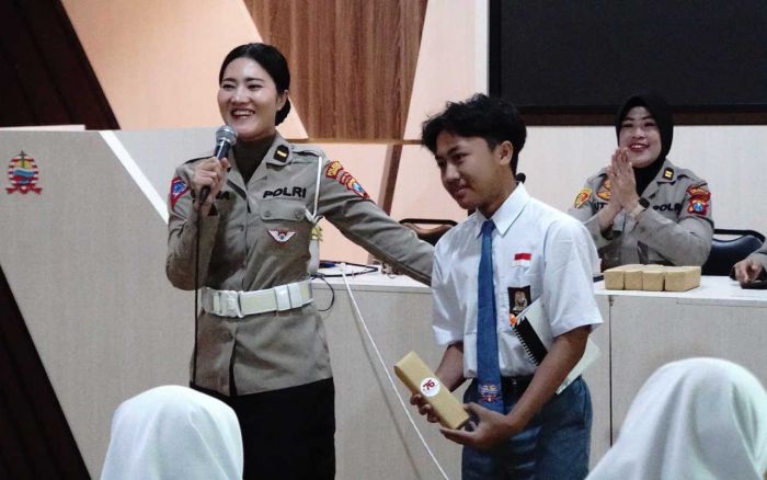 Polwan Sidoarjo Goes to School, Edukasi Pelajar Seputar Bahaya Narkoba dan Pengaruh Negatif Medsos Polwan Sidoarjo Goes to School, Edukasi Pelajar Seputar Bahaya Narkoba dan Pengaruh Negatif Medsos