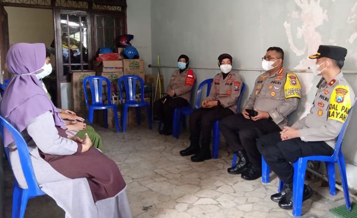 Kapolrestabes Surabaya Anjangsana ke Rumah Duka Kopda Dirgantara Nugroho Putranto Kapolrestabes Surabaya Anjangsana ke Rumah Duka Kopda Dirgantara Nugroho Putranto