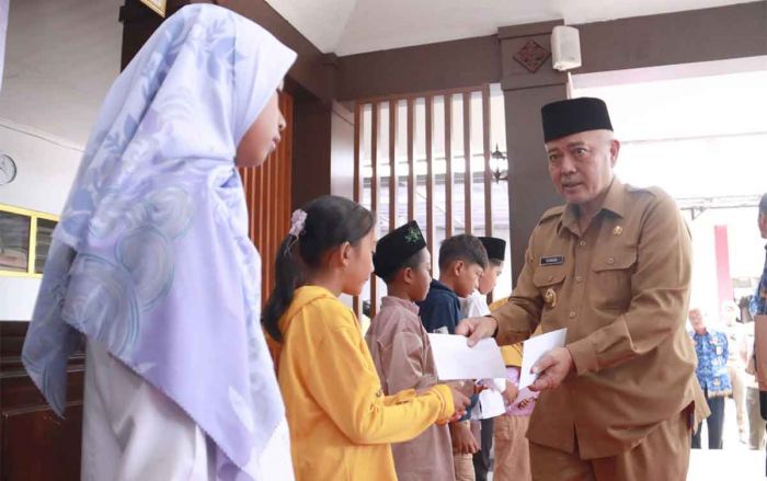 Bupati Malang Salurkan Bantuan Sosial untuk Anak Yatim Piatu di 3 Kecamatan Bupati Malang Salurkan Bantuan Sosial untuk Anak Yatim Piatu di 3 Kecamatan