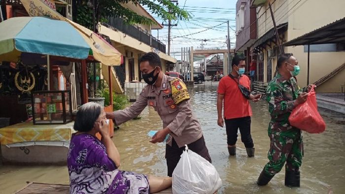 Banjir Luapan Kali Brantas di Driyorejo, Polres Gresik Beri Bantuan Korban Banjir Luapan Kali Brantas di Driyorejo, Polres Gresik Beri Bantuan Korban