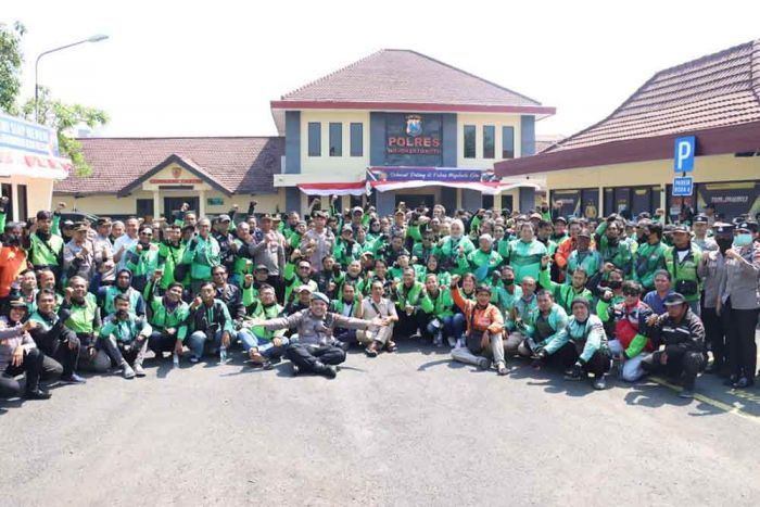 Polres Mojokerto Kota Gelar Doa Bersama Ratusan Komunitas Ojol Polres Mojokerto Kota Gelar Doa Bersama Ratusan Komunitas Ojol