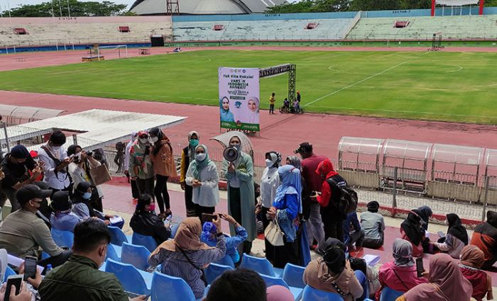 Kolaborasi Bareng PKK, Arzeti Bilbina Gelar Vaksinasi Massal di GOR Sidoarjo Kolaborasi Bareng PKK, Arzeti Bilbina Gelar Vaksinasi Massal di GOR Sidoarjo