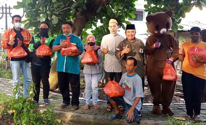 IWNU Gresik Berbagi Paket Sembako untuk Ojol dan Pasukan Kuning