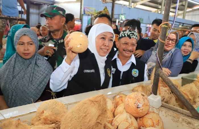 Pastikan Stok dan Harga Stabil di Pasar Panarukan, Khofifah Imbau Masyarakat Tak Panic Buying Pastikan Stok dan Harga Stabil di Pasar Panarukan, Khofifah Imbau Masyarakat Tak Panic Buying