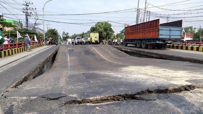 Jembatan Poros Nasional di Lamongan Ambles, Arus Lalu Lintas Kendaraan Berat Dialihkan Jembatan Poros Nasional di Lamongan Ambles, Arus Lalu Lintas Kendaraan Berat Dialihkan