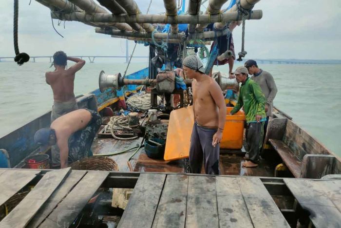 Lakukan Illegal Fishing, 8 Perahu dan Sejumlah ABK Ditangkap Polda Jatim Lakukan Illegal Fishing, 8 Perahu dan Sejumlah ABK Ditangkap Polda Jatim