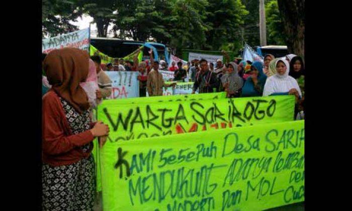 Tolak TKD jadi Pasar Modern, Warga Blokir Rumah Kades Sarirogo Sidoarjo Tolak TKD jadi Pasar Modern, Warga Blokir Rumah Kades Sarirogo Sidoarjo