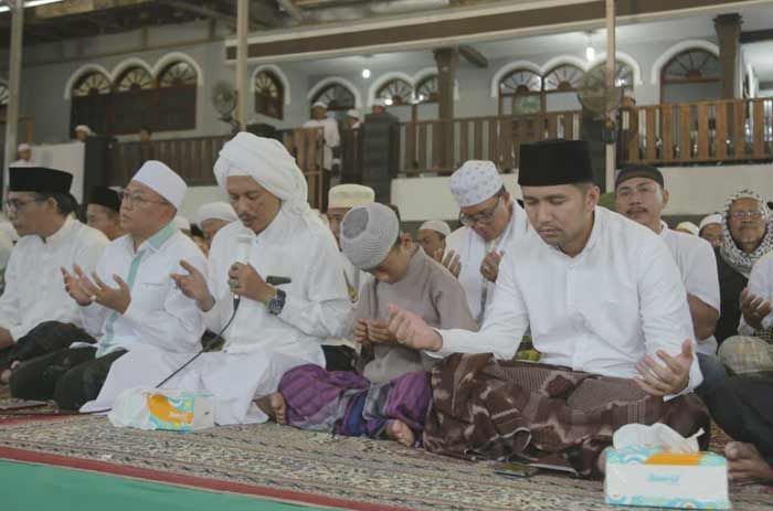 Hadiri Haul RKH. Abd. Hamid bin Istbat di Pamekasan, Emil Dardak Disambut Antusias Masyarakat Hadiri Haul RKH. Abd. Hamid bin Istbat di Pamekasan, Emil Dardak Disambut Antusias Masyarakat
