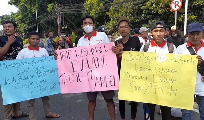 Tuntut Perbaikan Jalan, Puluhan Warga Desa Ngancar Demo DPRD Kabupaten Kediri