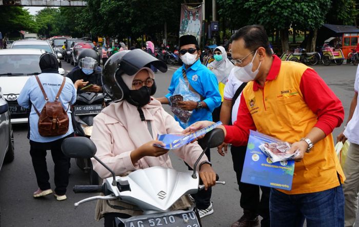 Gandeng TNI, Polri, dan LSM, Dinkes Kota Kediri Sosialisasi Prokes Dengan Cara Ledang