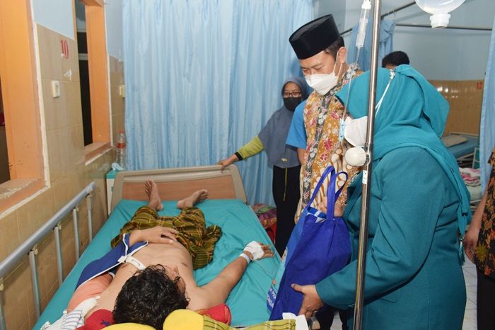 Bupati Yuhronur Kunjungi Pasien Rujukan Home Care Service di RSUD dr Soegiri