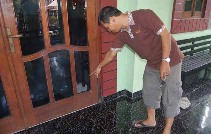 Gereja Jawi Wetan di Trenggalek Diteror Orang tak Dikenal, Dilempar Batu Sebesar Buah Kelapa Gereja Jawi Wetan di Trenggalek Diteror Orang tak Dikenal, Dilempar Batu Sebesar Buah Kelapa
