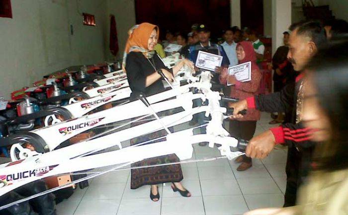 Petani di Kota Batu Terima Bantuan Hand Tractor Petani di Kota Batu Terima Bantuan Hand Tractor