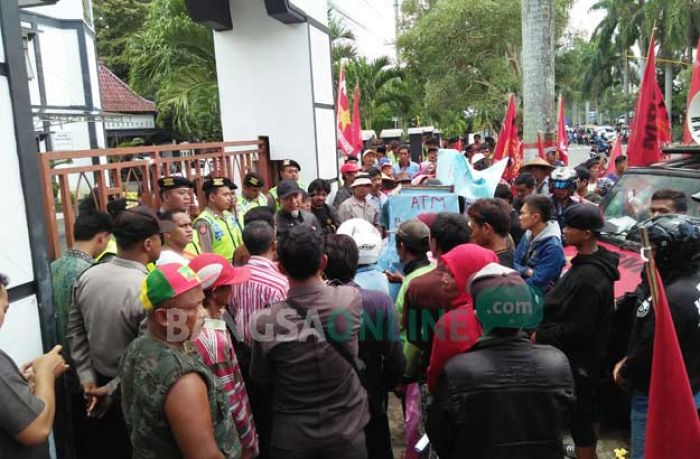 Tagih Janji Pengusutan Kasus Korupsi, Puluhan Masa Bawakan Kejari Blitar Tagih Janji Pengusutan Kasus Korupsi, Puluhan Masa Bawakan Kejari Blitar