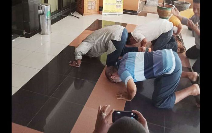 Walikota Pasuruan Ditangkap, Warga Sujud Syukur Walikota Pasuruan Ditangkap, Warga Sujud Syukur