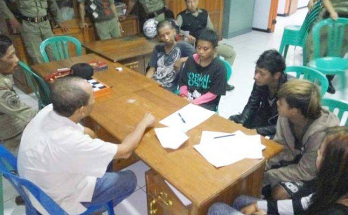 Terjaring Razia, 5 Anak Punk di Kediri Digunduli Terjaring Razia, 5 Anak Punk di Kediri Digunduli