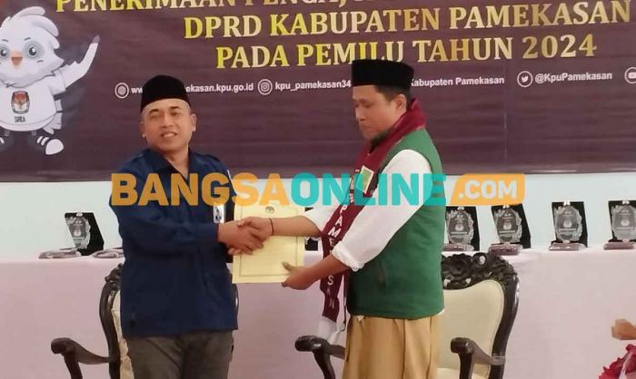 Daftarkan Bacaleg ke KPU Pamekasan, PKB Naik Vespa, PBB Andalkan Milenial