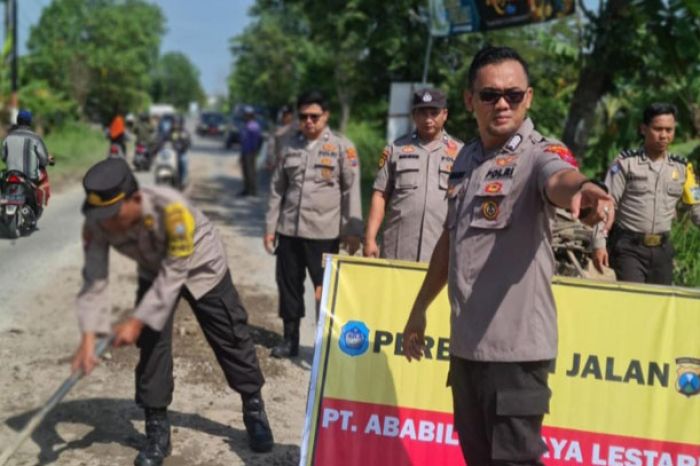 Tekan Angka Kecelakaan, Polsek Sarirejo dan PT Ababil Widjaya Lestari Perbaiki Jalan Rusak Berlubang Tekan Angka Kecelakaan, Polsek Sarirejo dan PT Ababil Widjaya Lestari Perbaiki Jalan Rusak Berlubang
