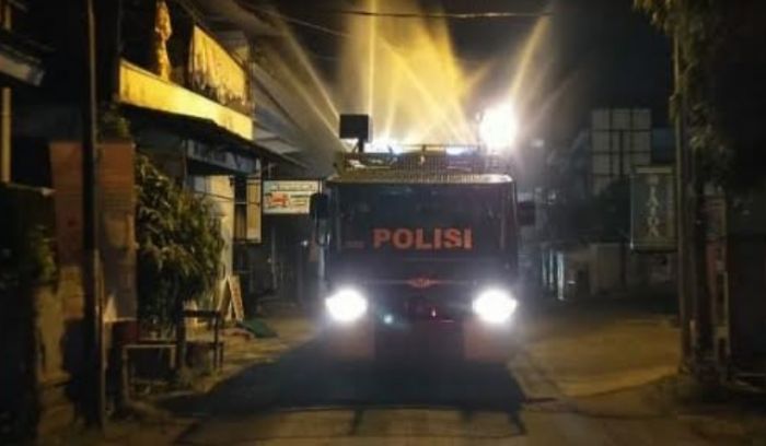 ​Polresta Banyuwangi Kerahkan Water Canon Semprotkan Disinfektan Tangani Klaster Ponpes