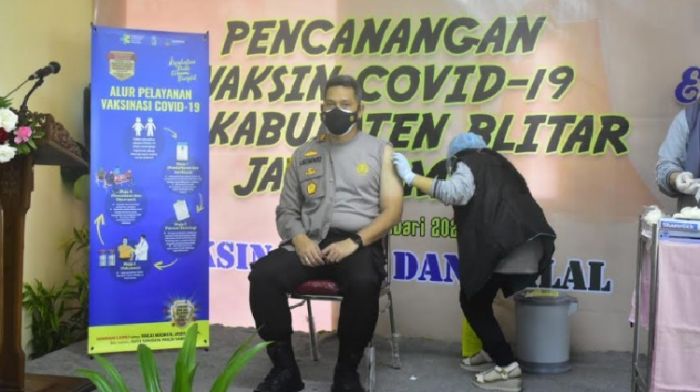 Nakes dan Forkopimda Blitar Divaksin, Tak Ada Efek Samping hingga Satu Jam Usai Disuntik Nakes dan Forkopimda Blitar Divaksin, Tak Ada Efek Samping hingga Satu Jam Usai Disuntik