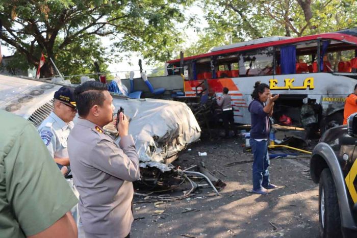 Dua Bus Adu Banteng di Jalur Ngawi, 3 Meninggal Dunia Dua Bus Adu Banteng di Jalur Ngawi, 3 Meninggal Dunia