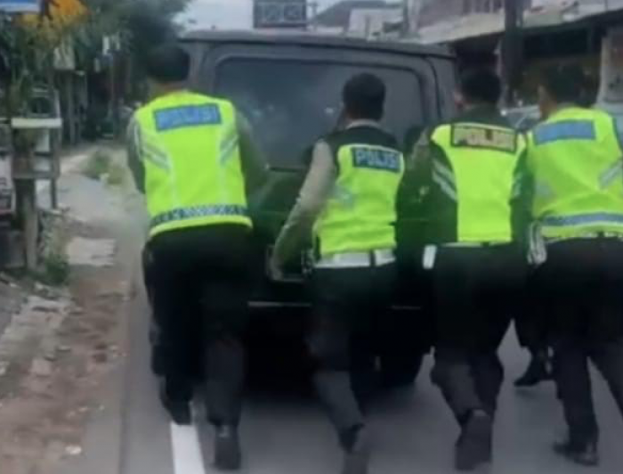 Aksi Simpatik Polisi di Kota Kediri Selama Arus Mudik: Mulai Bantu Dorong Mobil hingga Bantu Isi BBM Aksi Simpatik Polisi di Kota Kediri Selama Arus Mudik: Mulai Bantu Dorong Mobil hingga Bantu Isi BBM