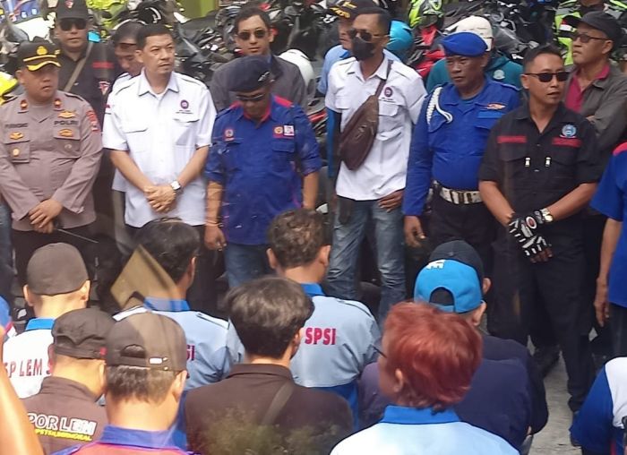 Suwandy Firdaus Berangkatkan Ribuan Buruh Mojokerto ke Surabaya dalam Peringatan May Day Suwandy Firdaus Berangkatkan Ribuan Buruh Mojokerto ke Surabaya dalam Peringatan May Day