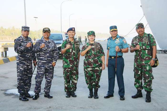 Kadiskesal Tinjau KRI dr Soeharso (SHS) - 990 di Lombok