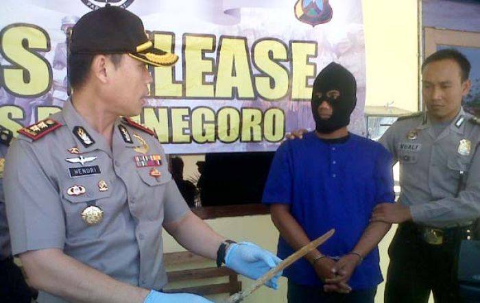 Pelaku Pembacokan Mertua di Bojonegoro Serahkan Diri, Sempat Minta Saran ke Kiai Pelaku Pembacokan Mertua di Bojonegoro Serahkan Diri, Sempat Minta Saran ke Kiai