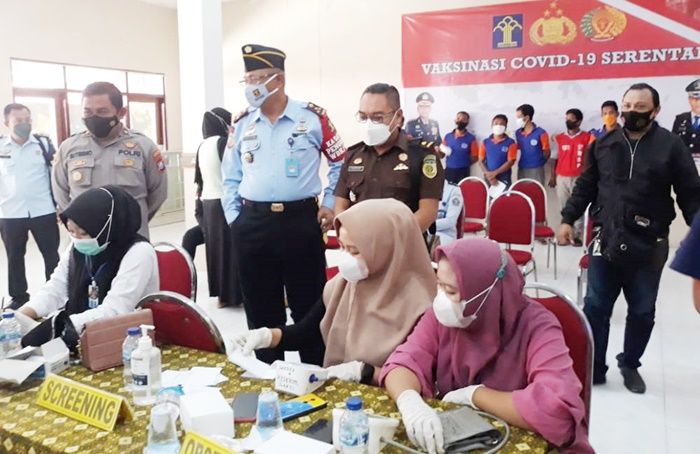 Lapas Kelas IIA Gandeng Polres Pamekasan Gelar Vaksinasi Covid-19 Dosis ke-3 Lapas Kelas IIA Gandeng Polres Pamekasan Gelar Vaksinasi Covid-19 Dosis ke-3