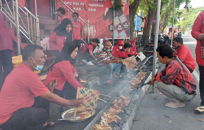 Peringati Bulan Bung Karno 2022, PDIP Gresik Bakar Ikan 1,5 Kuintal