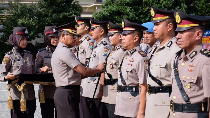 Kapolresta Sidoarjo Pimpin Upacara Sertijab 5 Kapolsek Kapolresta Sidoarjo Pimpin Upacara Sertijab 5 Kapolsek