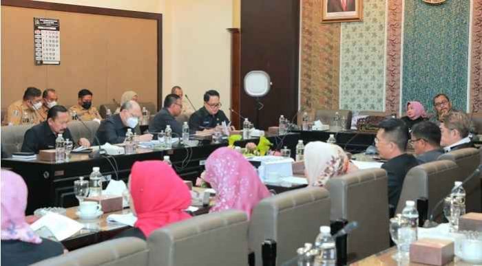 Kekuatan APBD Jatim 2023 Rp30,57 Triliun, Disahkan Tepat pada Hari Pahlawan Kekuatan APBD Jatim 2023 Rp30,57 Triliun, Disahkan Tepat pada Hari Pahlawan
