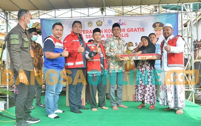 Hadiri Sedekah Bumi, Bupati Gresik Bagikan Kompor Gas Gratis di Dusun Cagak Cerme Hadiri Sedekah Bumi, Bupati Gresik Bagikan Kompor Gas Gratis di Dusun Cagak Cerme
