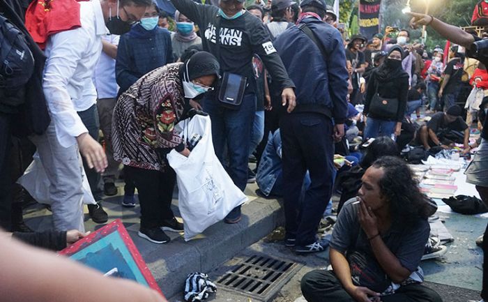 Kasihan ke Penyapu Jalan, Wali Kota Risma Punguti Sampah Massa Pendemo Tolak UU Ciptaker di Grahadi