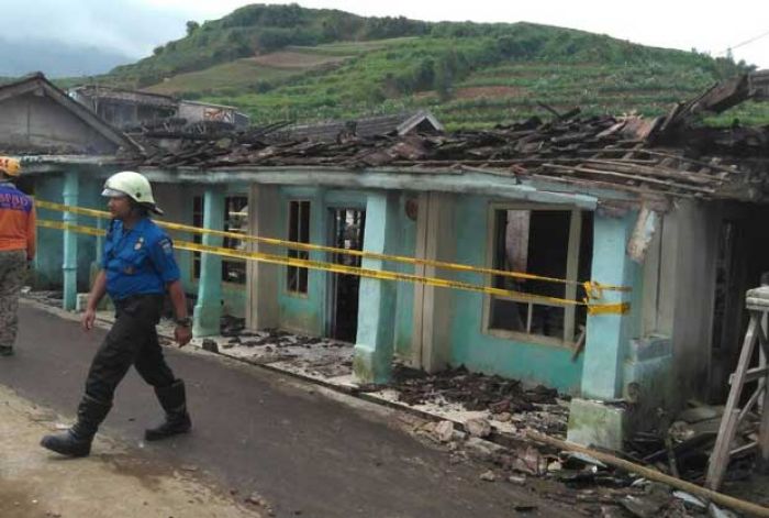 Dagangan Bensin Tersambar Korek Api, Rumah di Kampung Hansip Batu Ludes Terbakar Dagangan Bensin Tersambar Korek Api, Rumah di Kampung Hansip Batu Ludes Terbakar