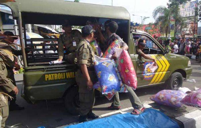Berjualan di Tengah Jalan, PKL Car Free Day di Kota Mojokerto Diobrak Satpol PP Berjualan di Tengah Jalan, PKL Car Free Day di Kota Mojokerto Diobrak Satpol PP