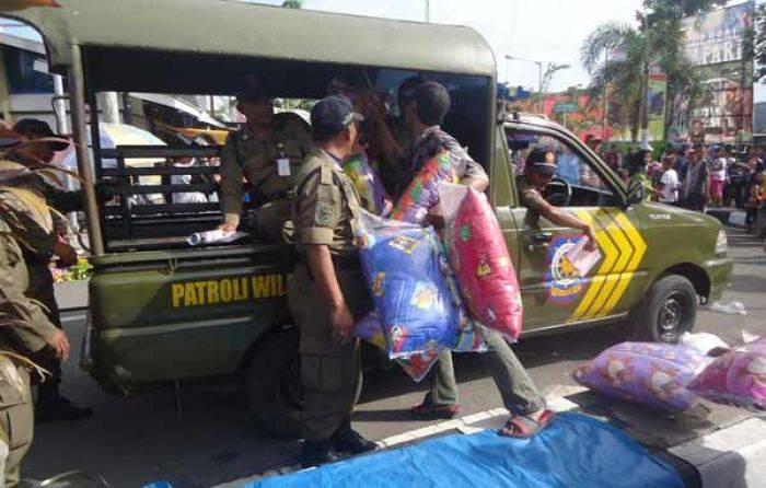 Berjualan di Tengah Jalan, PKL Car Free Day di Kota Mojokerto Diobrak Satpol PP