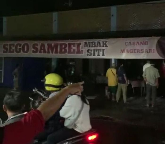 Warung Sego Sambel Mbak Siti di Pagerwojo Sidoarjo Terbakar Warung Sego Sambel Mbak Siti di Pagerwojo Sidoarjo Terbakar