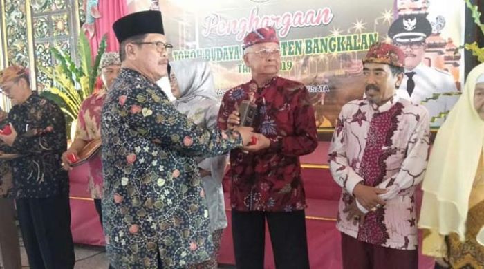 Disbudpar Bangkalan Berikan Penghargaan Kepada 10 Tokoh Budayawan