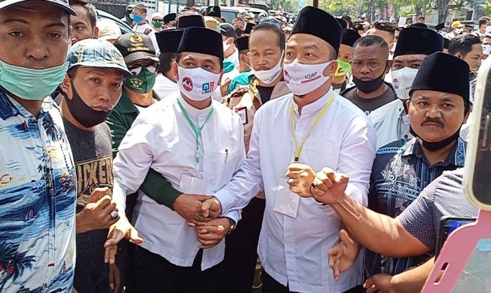 Jalan Kaki dari MAG Diiringi Hadrah dan Ratusan Relawan, QA Daftar Cabup-Cawabup Gresik ke KPU Jalan Kaki dari MAG Diiringi Hadrah dan Ratusan Relawan, QA Daftar Cabup-Cawabup Gresik ke KPU