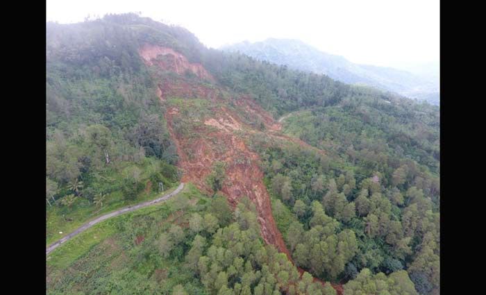 ​Jalur Penghubung Kampak-Munjungan Trenggalek Lumpuh Total Akibat Tanah Longsor