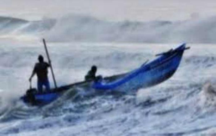 Perahu Karam Diterjang Ombak, Dua Nelayan Asal Ujungpangkah Gresik Selamat