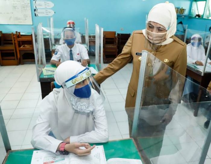 Tinjau Uji Coba Belajar Tatap Muka di Nganjuk, Khofifah: Bertahap, Bertingkat dan Berlanjut