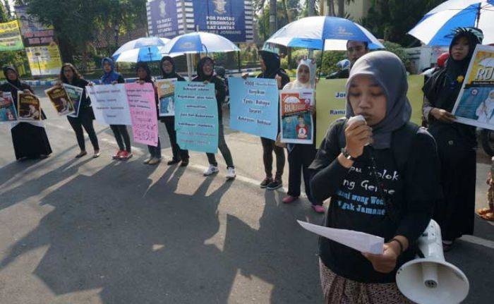 Prihatin, Para Aktivis Gelar Demonstrasi Desak Pemerintah Sahkan RUU Kekerasan Seksual Prihatin, Para Aktivis Gelar Demonstrasi Desak Pemerintah Sahkan RUU Kekerasan Seksual